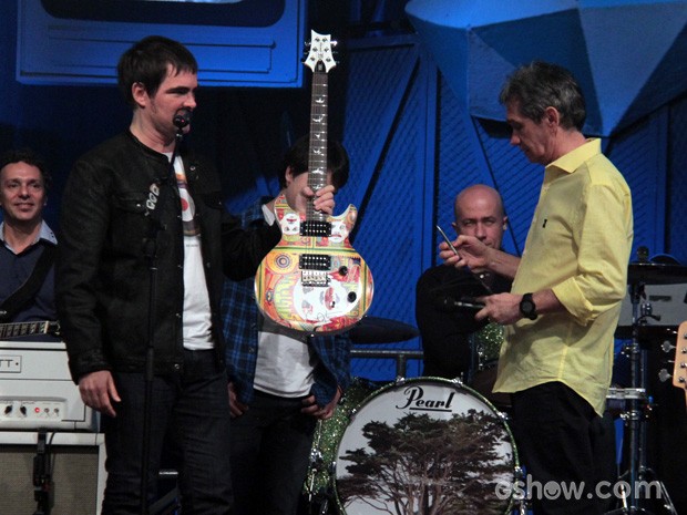 Samuel Rosa apresenta guitarra de Carlos Santana (Foto: TV Globo/Altas Horas)