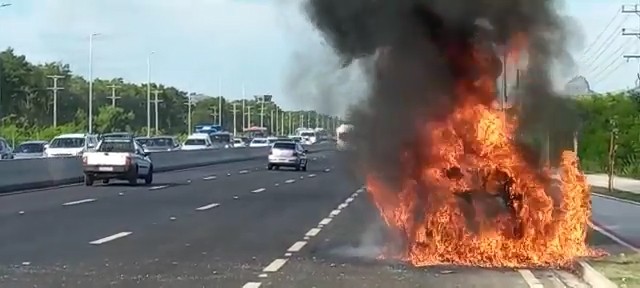 Vídeo mostra carro pegando fogo na Serra, ES
