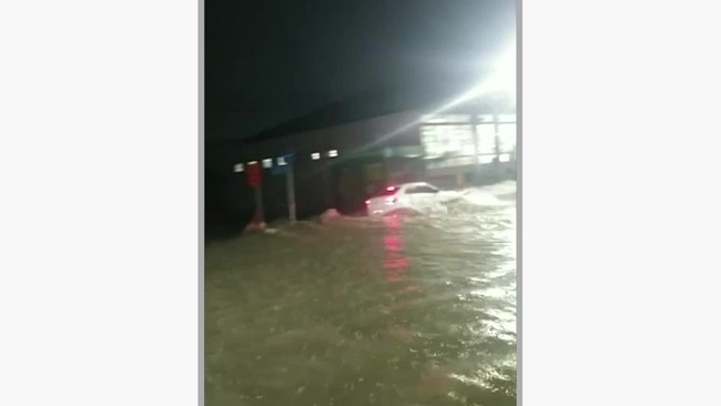 Carro é arrastado durante forte chuva e motorista desaparece em Teresina