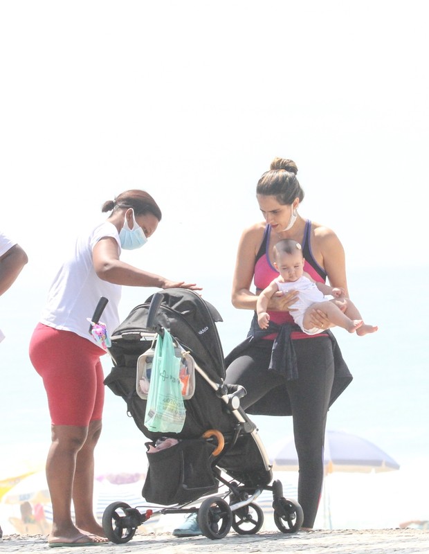 Marcella Fogaça com as gêmeas na praia no Rio (Foto: AgNews)