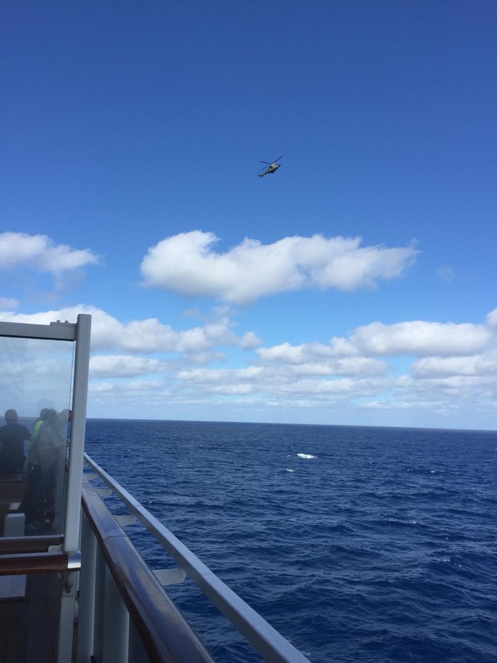 Gravida é retirada do navio para dar a luz na Espanha — Foto: G1 Santos