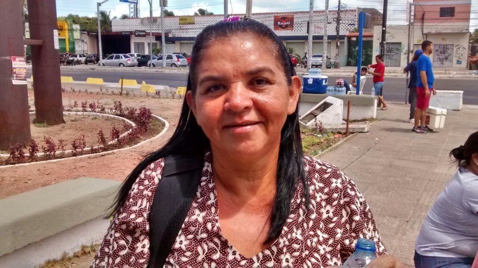 Maria Lúcia Vasconcelos, 50 anos, recebeu apoio do filho e sobrinhos para estudar para o Enem (Foto: Gioras Xerez/G1)