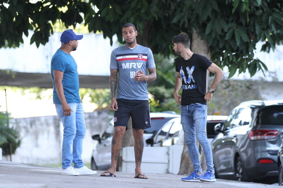 Léo Lima bate um papo antes de iniciar o treino do Santa Cruz (Foto: Marlon Costa / Pernambuco Press)