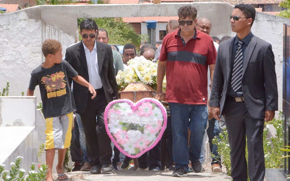 O enterro de Bruna foi realizado na manhÃ£ desta quinta-feira (22), na cidade de Serra Preta, na Bahia (Foto: Ed Santos/Acorda Cidade )