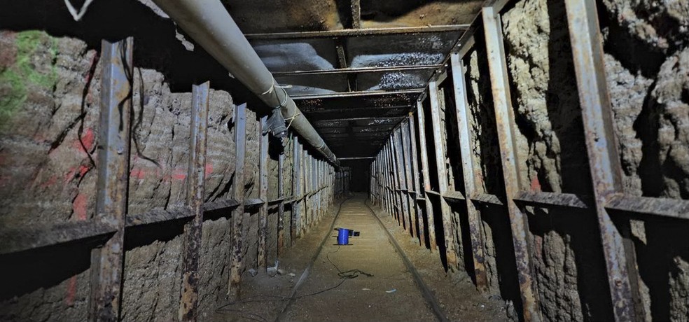 Imagem divulgada em 17 de maio de 2022 de túnel usado por traficantes — Foto: Homeland Security/AFP