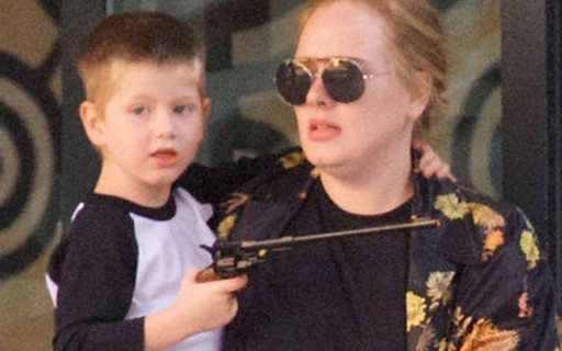 Adele relembra lesão séria na coluna após pegadinha do filho
