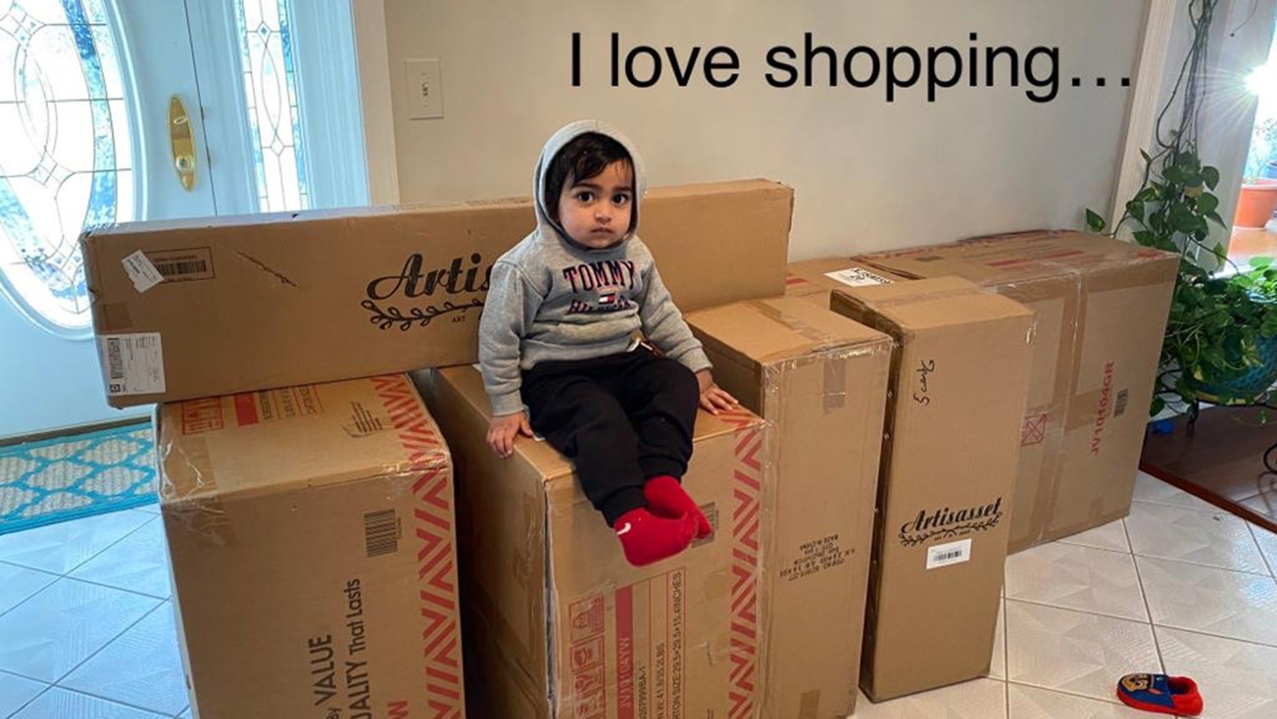 Após distração dos pais, bebê gasta quase 10 mil reais em móveis (Foto: Reprodução/ FoxNews)