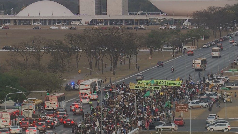 BRASÍLIA, 17h52 Trânsito ficou lento em toda a região central da capital — Foto: TV Globo/Reprodução
