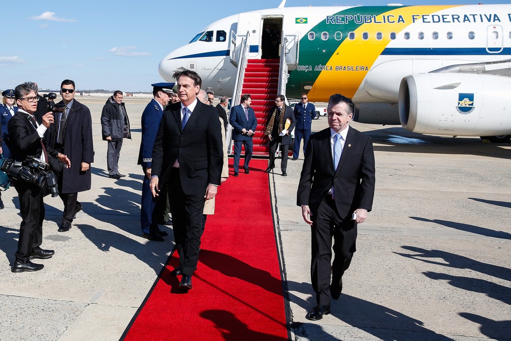 Bolsonaro desembarcou por volta das 16h40 na base aérea de Andrews, próxima da capital Washington — Foto: Presidência da República