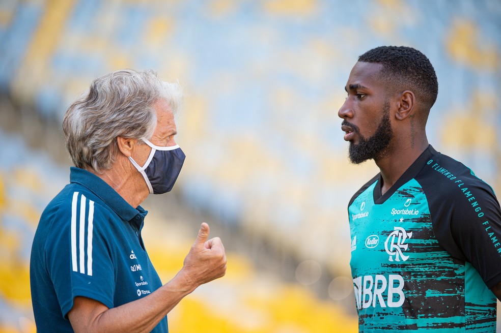 Jorge Jesus conversa com Gerson — Foto: Alexandre Vidal/Flamengo
