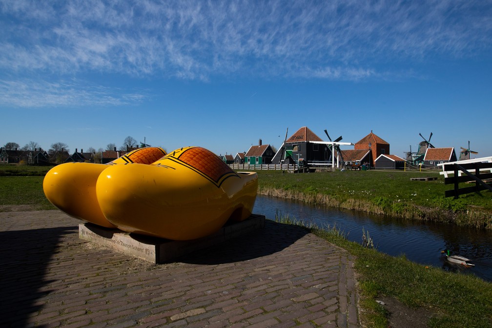 AMSTERDÃ - O local com dois tamancos, normalmente cheios de turistas, é visto vazio no museu no museu ao ar livre de Zaanse Schans, perto de Amsterdã, na Holanda, nesta quarta-feira (25) — Foto: Peter Dejong/AP
