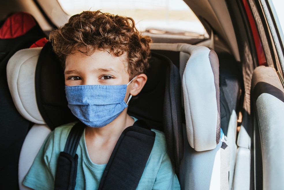 Crianças com menos de 10 anos devem ir no banco de trás do carro — Foto: Getty Images