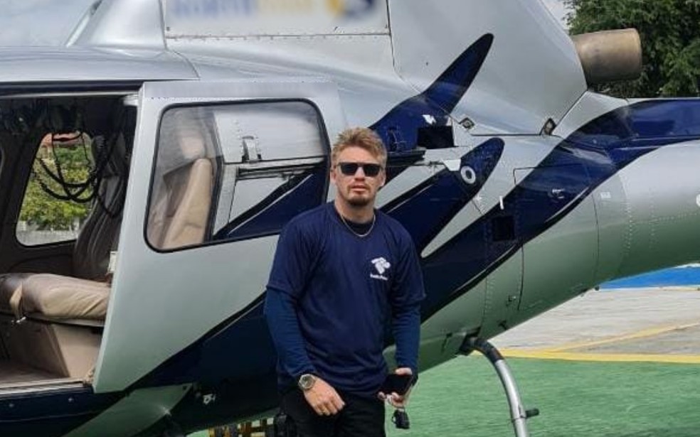David Alves Bezerra, suspeito de aplicar golpes em Goiás, ao lado de helicóptero — Foto: Divulgação/Polícia Civil