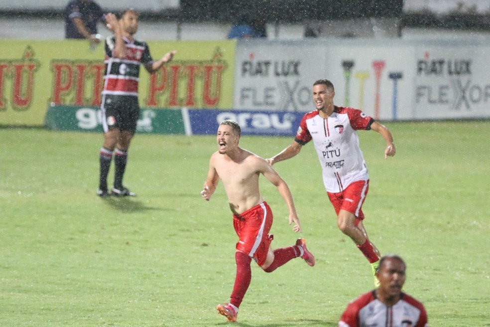 Braga comemora gol marcado em Santa Cruz x Vera Cruz — Foto: Marlon Costa/Pernambuco Press