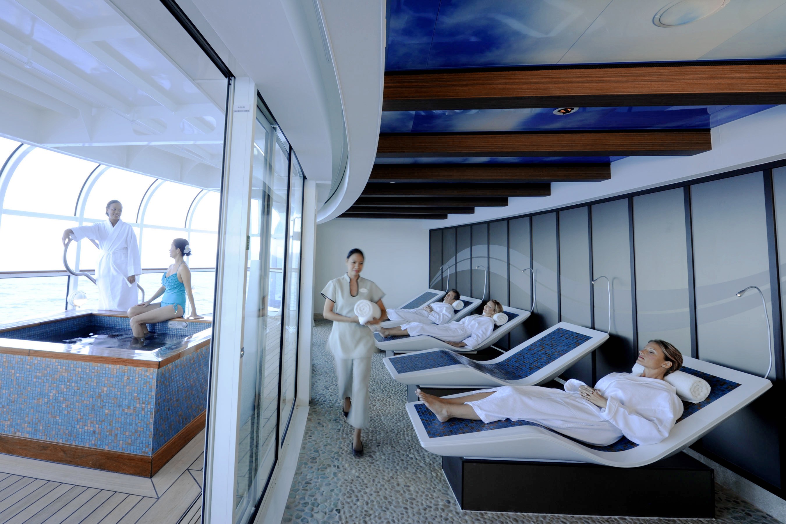 Senses Spa & Salon, an environment that provides relaxation and tranquility to adult guests aboard the Disney Dream, features the Rainforest Room. This serene space offers the benefits of steam, heat and hydrotherapy to help guests completely unwind and i (Foto: Diana Zalucky, photographer)