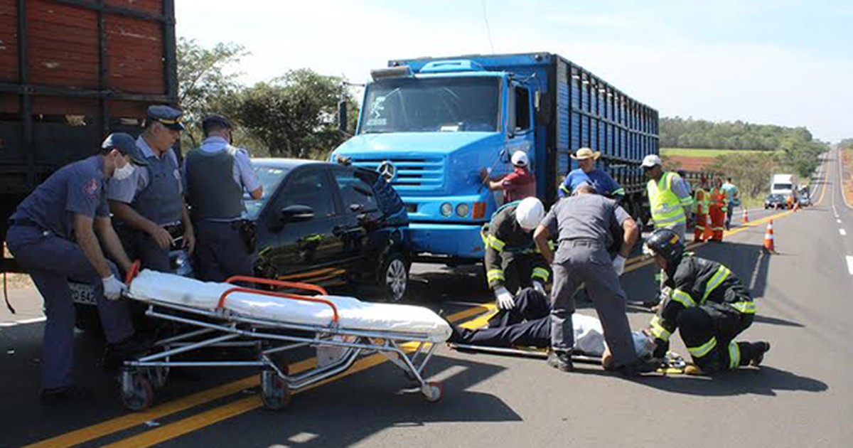 G1 Engavetamento Deixa Motorista Ferido Em Rodovia Em Dracena