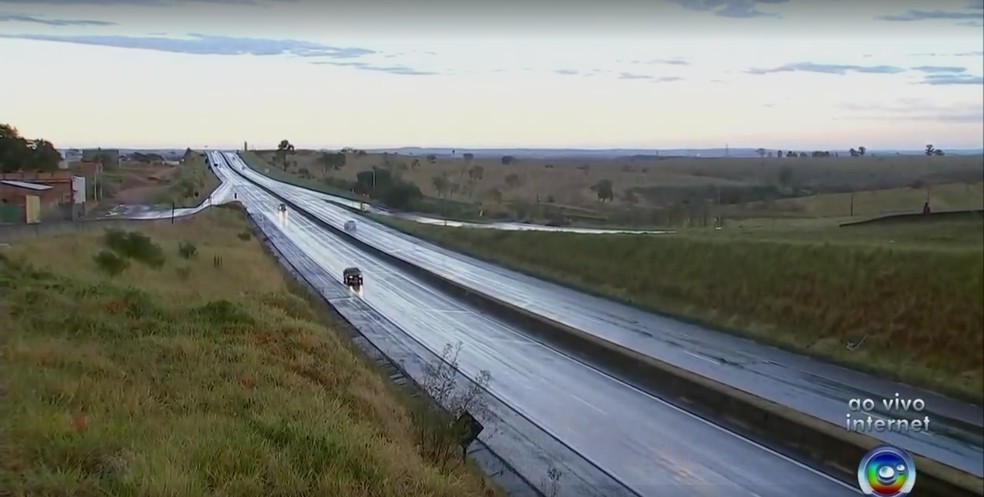 Criança estava soltando pipa quando foi atropelada em rodovia de Bauru (Foto: Reprodução/TV TEM)