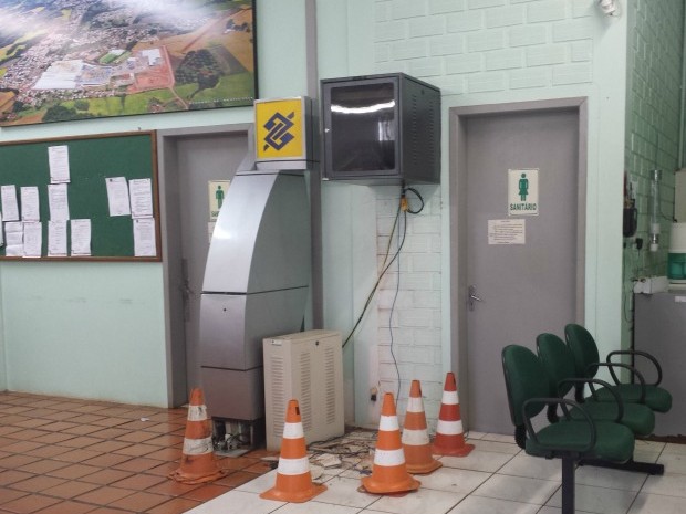 Caixa eletrônico foi roubado de dentro de prédio da prefeitura de Panambi (RS) (Foto: Yasmine Santos/RBS TV)