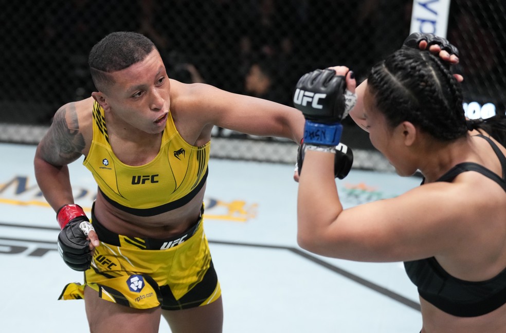 Josiane Nunes (esq.) joga um direto de esquerda contra Ramona Pascual (dir.) no UFC — Foto: Chris Unger/Zuffa LLC/Getty Images