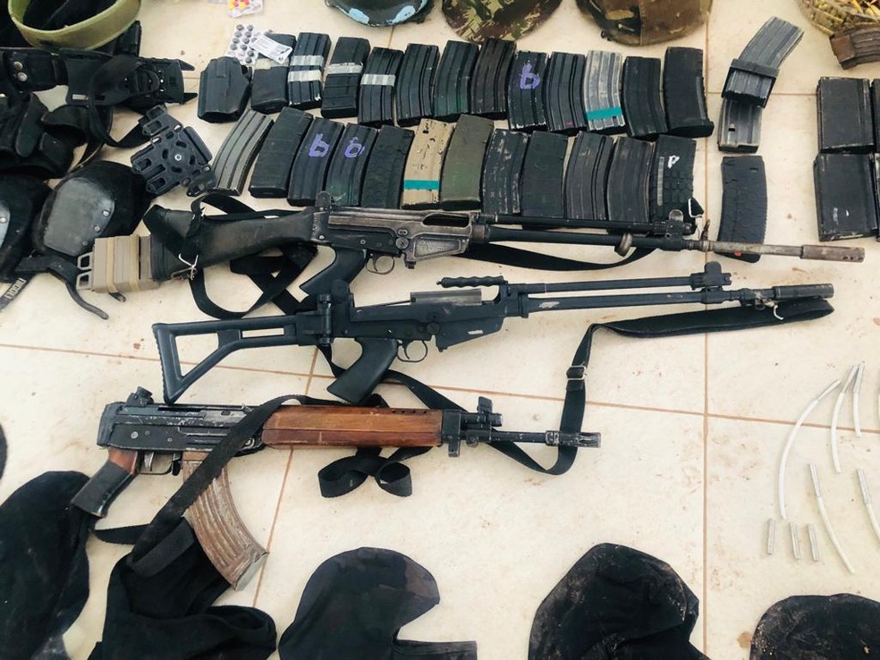 Armas são de grosso calibre, informou a Polícia Militar — Foto: Divulgação/Polícia Militar