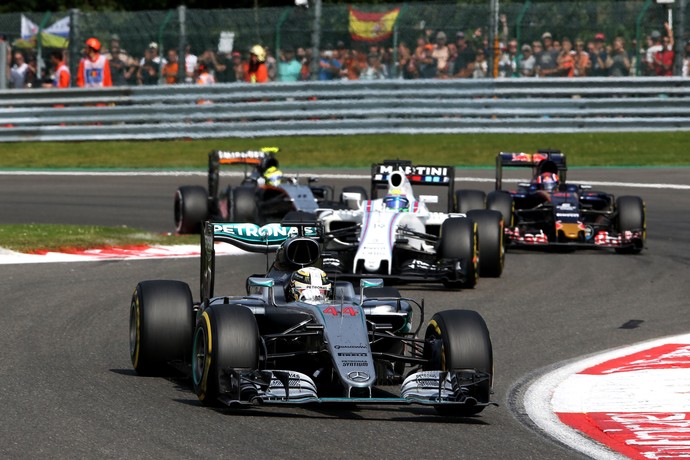 Lewis Hamilton precisou se livrar de muitos rivais para chegar em 3º no GP da Bélgica (Foto: Getty Images)