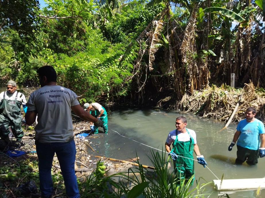 Integrantes da Amadarcy instalam ecobarreira no Rio João Mendes: o dispositivo impede que parte dos resíduos sólidos chegue à Lagoa de Itaipu