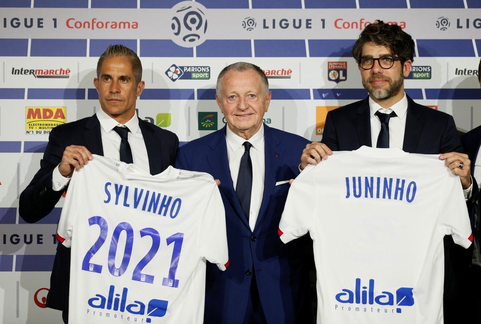 Sylvinho, Aulas e Juninho Pernambucano no Lyon — Foto: Reuters