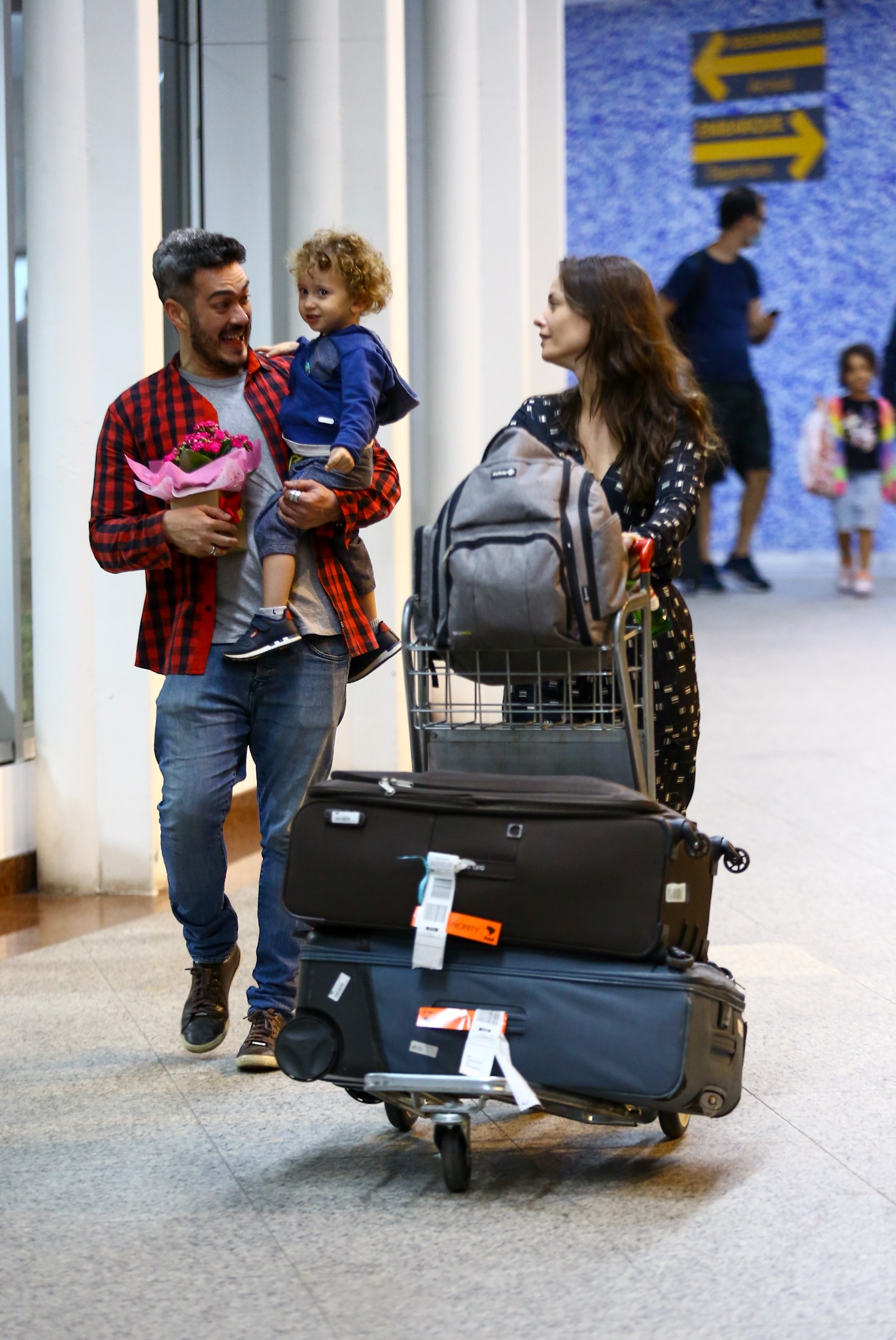 Marcos Veras e Rosanne Mulholland com o filho, Davi, em aeroporto (Foto: Victor Pereira/AgNews)