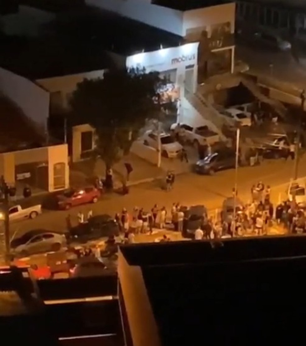 Bailes funk com aglomeração e som alto incomodam moradores — Foto: Reprodução/TV TEM