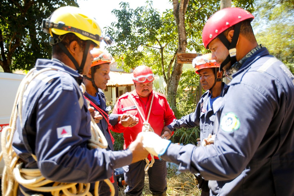 Bombeiros voluntÃ¡rios de vÃ¡rios estados atuam na regiÃ£o do Parque das Cachoeiras â Foto: Cristiane Mattos/ O Tempo/ G1
