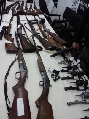 Armas, apreendidas, Operação Aparecida, Marau, espingardas, revólveres (Foto: Divulgação/Polícia Civil)