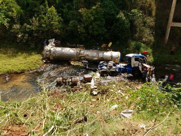 Caminhão-tanque cai de ponte sobre o Rio Pelame, em Sengés, na região dos Campos Gerais do Paraná (Foto: Márcio Domingues/Arquivo pessoal)