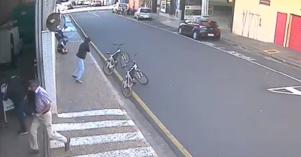 Ladrão atira contra os guardas no centro de Rio Preto (Foto: Reprodução)