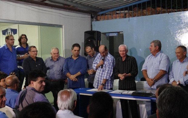 Diretoria do CSA foi aclamada na noite desta sexta-feira com a presença de conselheiros (Foto: Caio Lorena / Globoesporte.com)