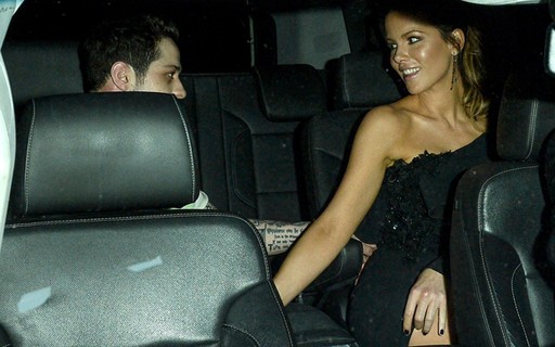 Kate Beckinsale e ex de Ariana Grande se beijam em táxi após première