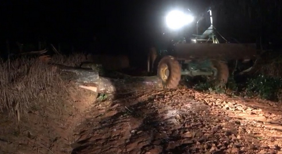 Como o local era de difícil acesso, bombeiros tiveram que usar um trator para ajudar no resgate — Foto: Divulgação\Corpo de Bombeiros
