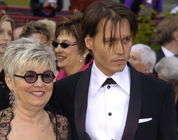 O ator Johnny Depp na companhia da mãe, Betty Sue Wells, no red carpet da cerimônia do Oscar de 2004 (Foto: Getty Images)