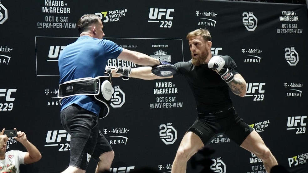 Conor McGregor golpeia no corpo durante treino de manopla — Foto: Marcelo Barone