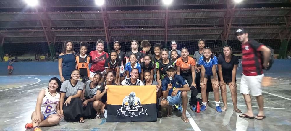 Irmã Isabela jogou com outras quatro formandas no time das jovens missionárias, que venceu por 5x1 o time da Escolinha Solidária Auto Peças Neto. — Foto: Arquivo pessoal