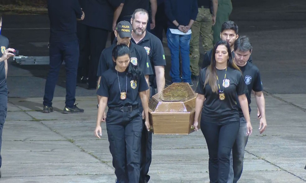 Policiais federais carregam caixão com restos mortais de Dom e Bruno que foram encontrados no Amazonas — Foto: TV Globo/Reprodução