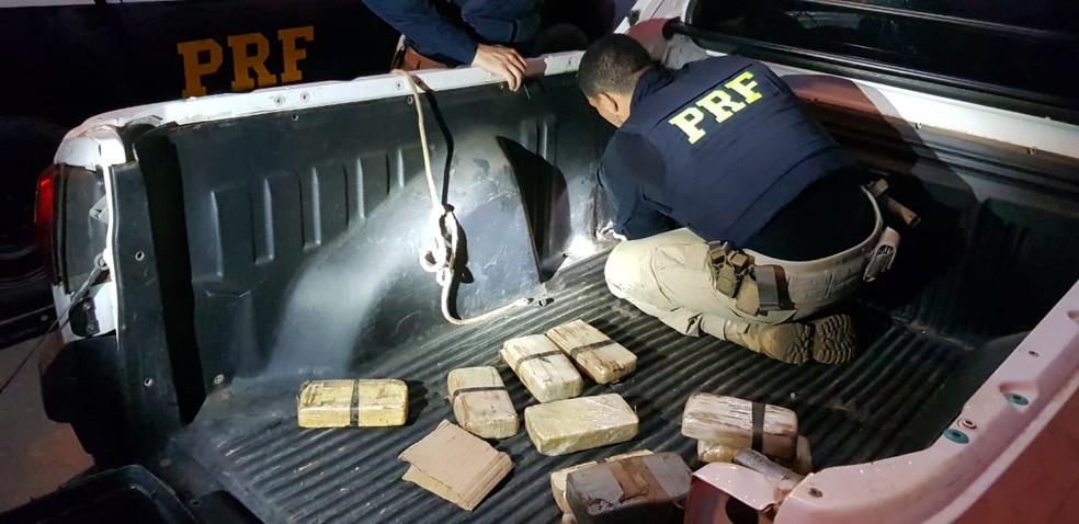 Droga foi encontrada escondida entre o forro e a lataria da parte traseira da caminhonete — Foto: Divulgação/Polícia Rodoviária Federal