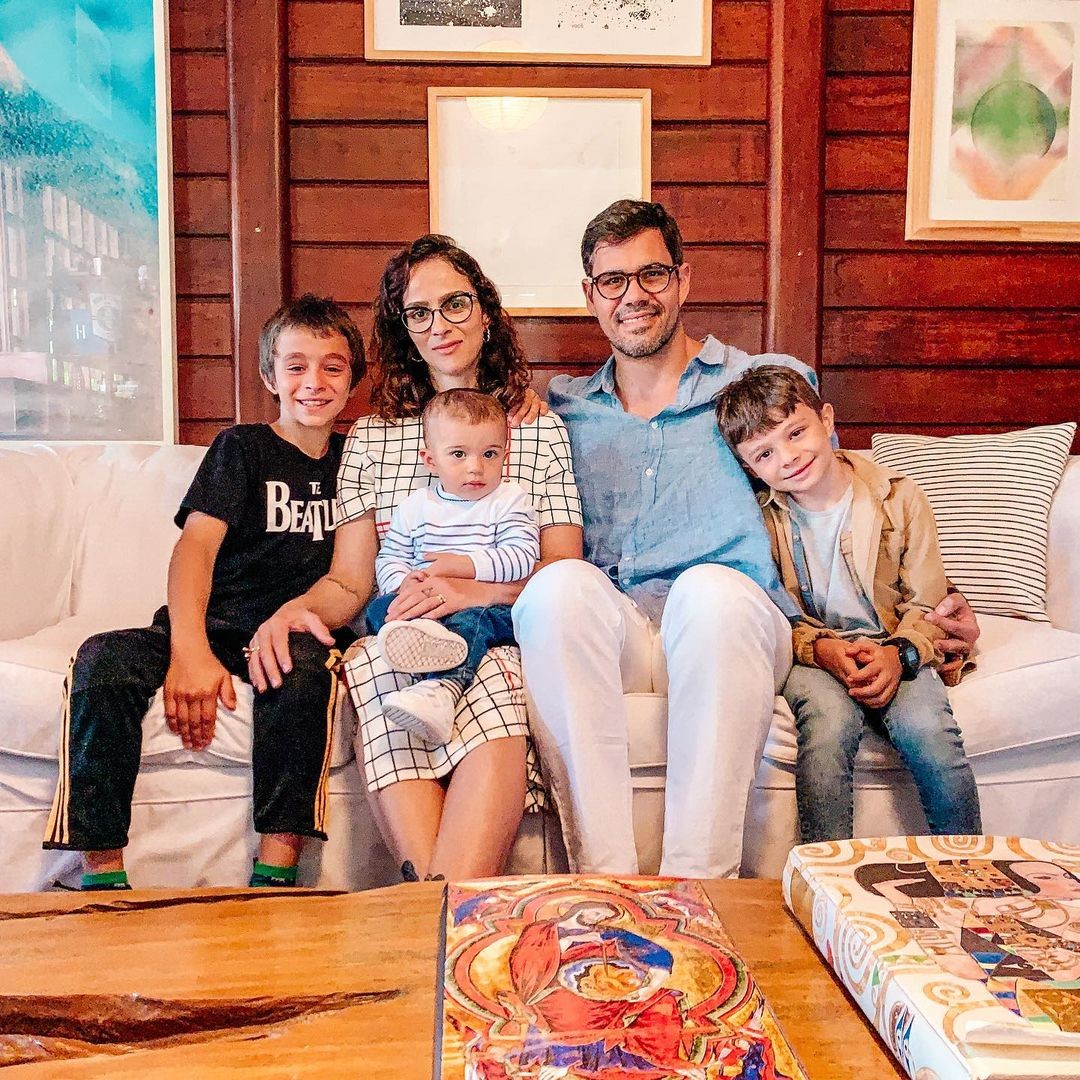 Letícia, Juliano, e os filhos (Foto: Instagram)