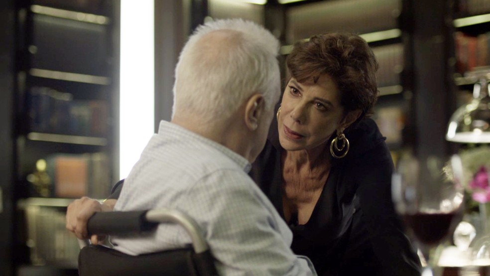 Vera (Angela Vieira) pede que eles falem sobre os dois... — Foto: TV Globo