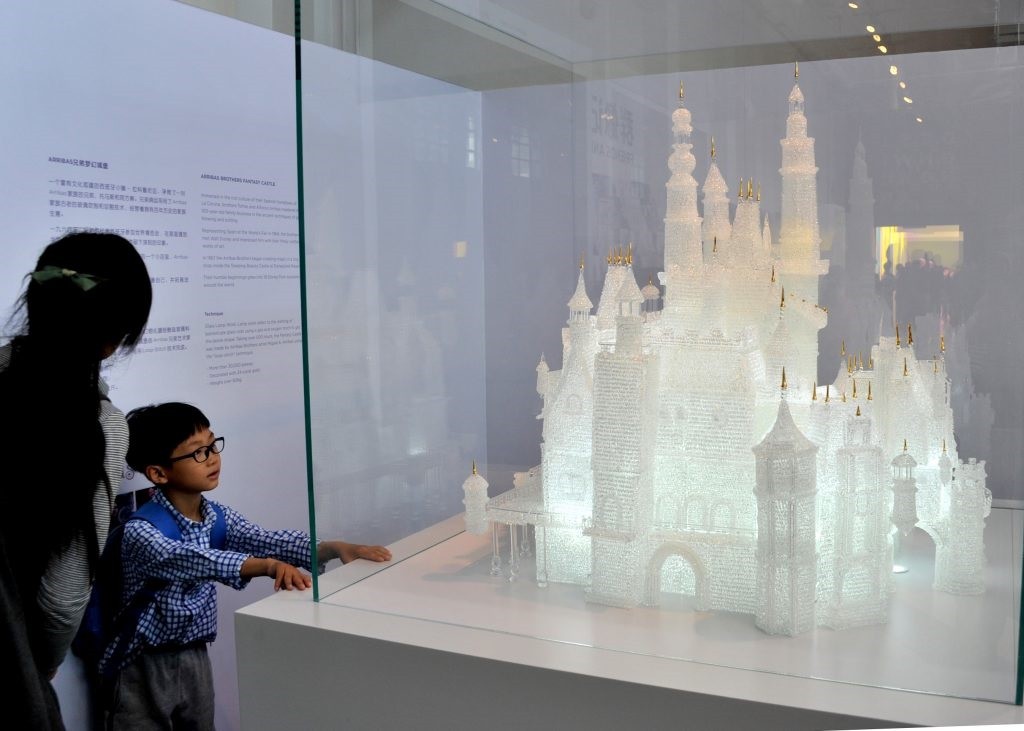 Crianças quebram escultura de castelo da Disney de US$ 64 mil em museu de Xangai (Foto: Getty Images)
