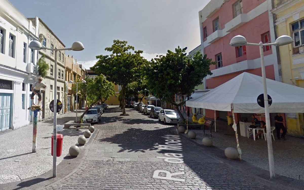 Rua da Moeda é fechada para veículos e vira via exclusiva para