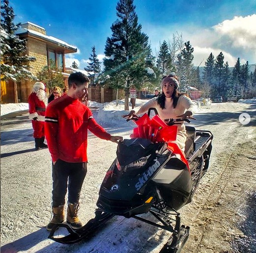 A atriz Priyanka Chopra sentada na moto de neve que ganhou de presente do marido, o músico Nick Jonas (Foto: Instagram)