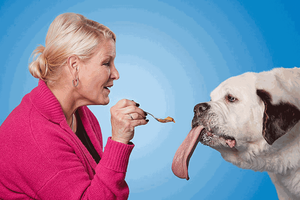 Carla alimenta Mochi (Foto: Livro Guinness de Recordes)