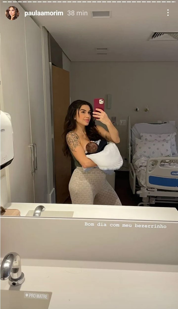 Paula Amorim amamenta o filho-recém-nascido, Théo (Foto: Reprodução/Instagram)