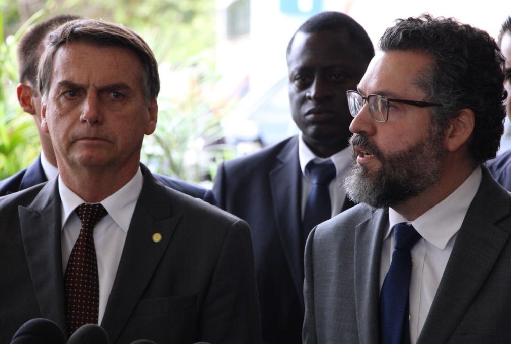 O presidente eleito Jair Bolsonaro e o futuro ministro das Relações Exteriores, Ernesto Araújo — Foto: Alvaro Costa/TV Globo