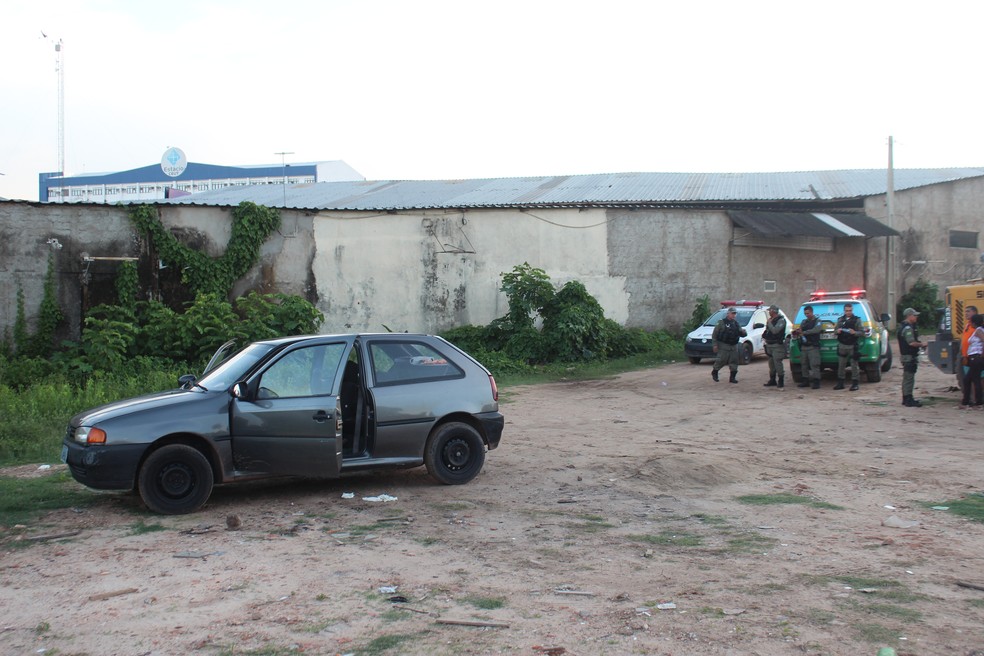 Corpo foi encontrado dentro de carro em terreno baldio na Zona Sudeste de Teresina (Foto: Lucas Marreiros / G1)
